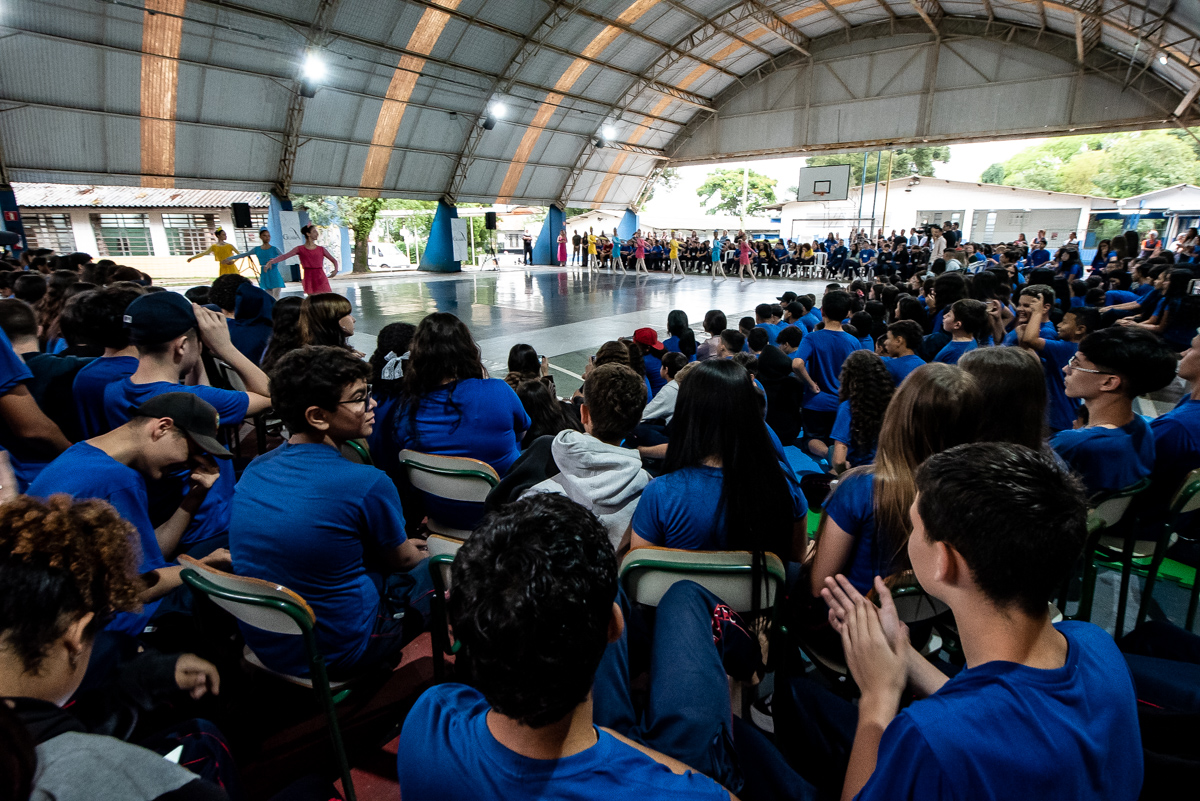 Grupo de Dança no "Guaíra para todos", em pátio de colégio estadual