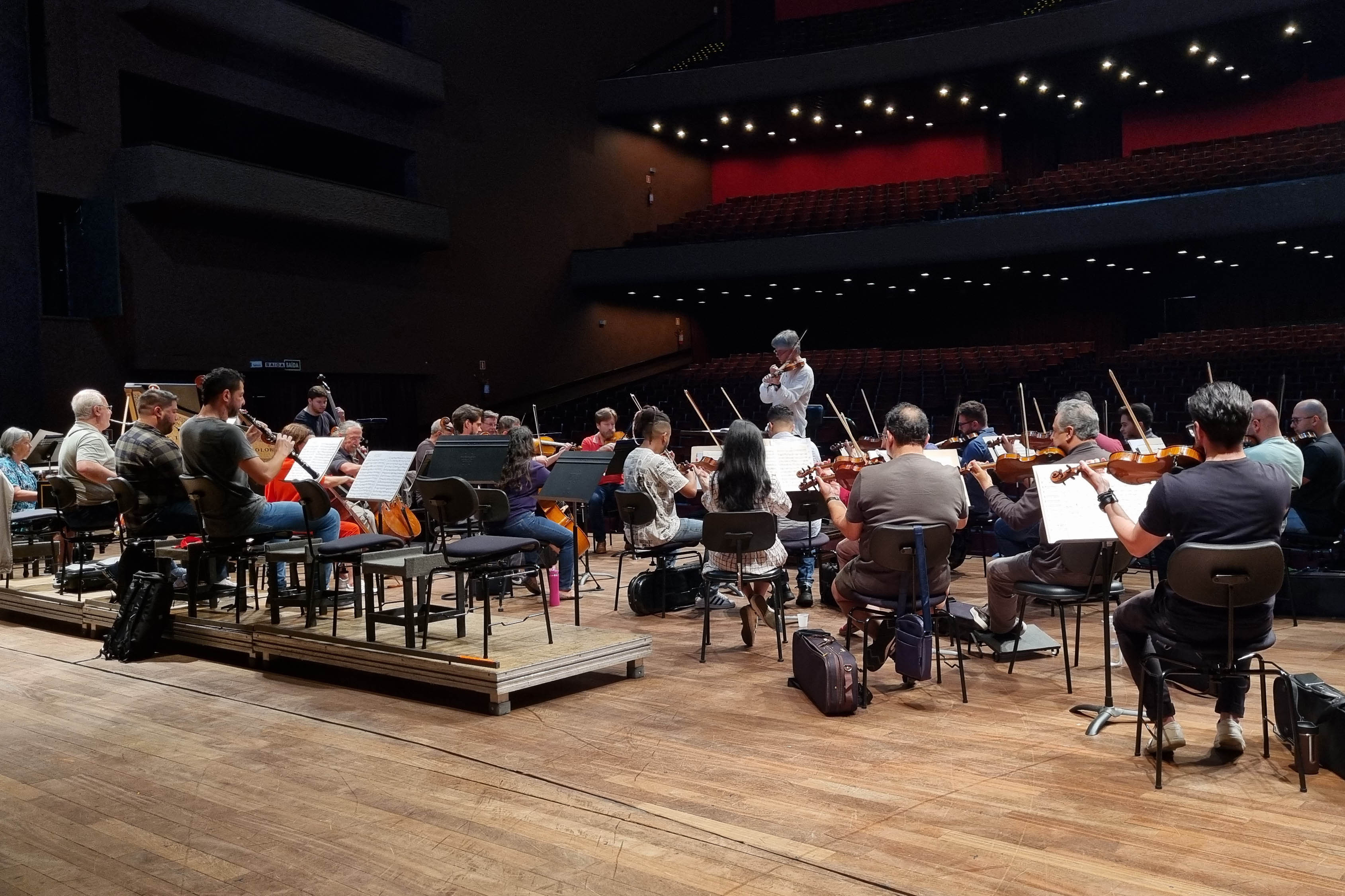 Orquestra ensaiando no palco do guairão