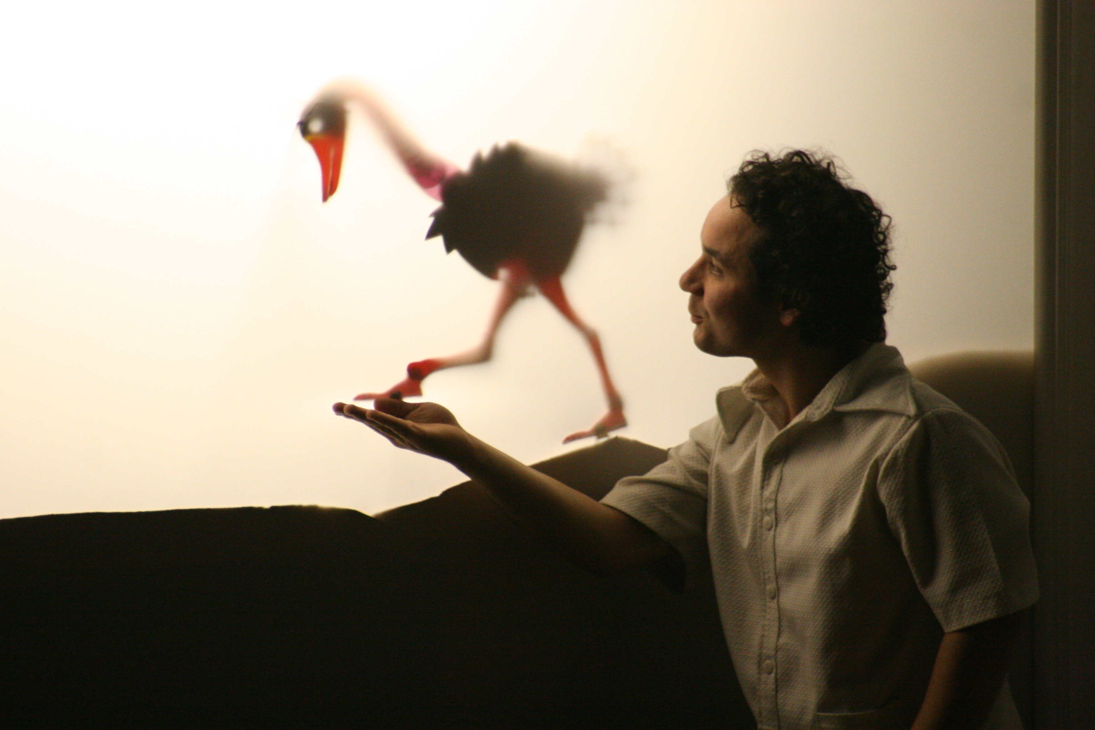 Cena da peça Cortina da babá, que abriu o Festival de Bonecos no domingo (02) e encantou o público .