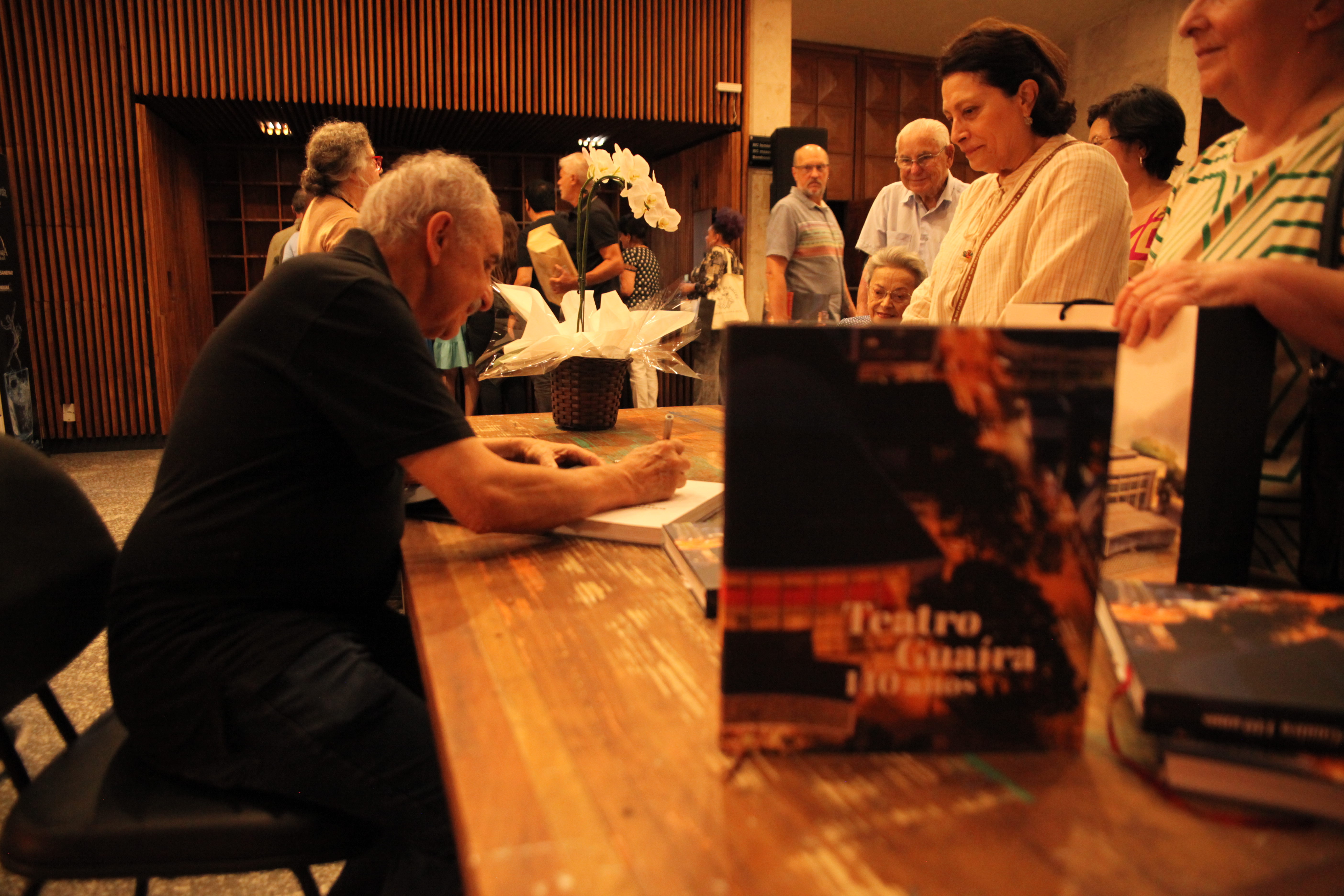 Lançamento do livro sobre os 140 anos do Teatro Guaíra reuniu mais de 400 pessoas.