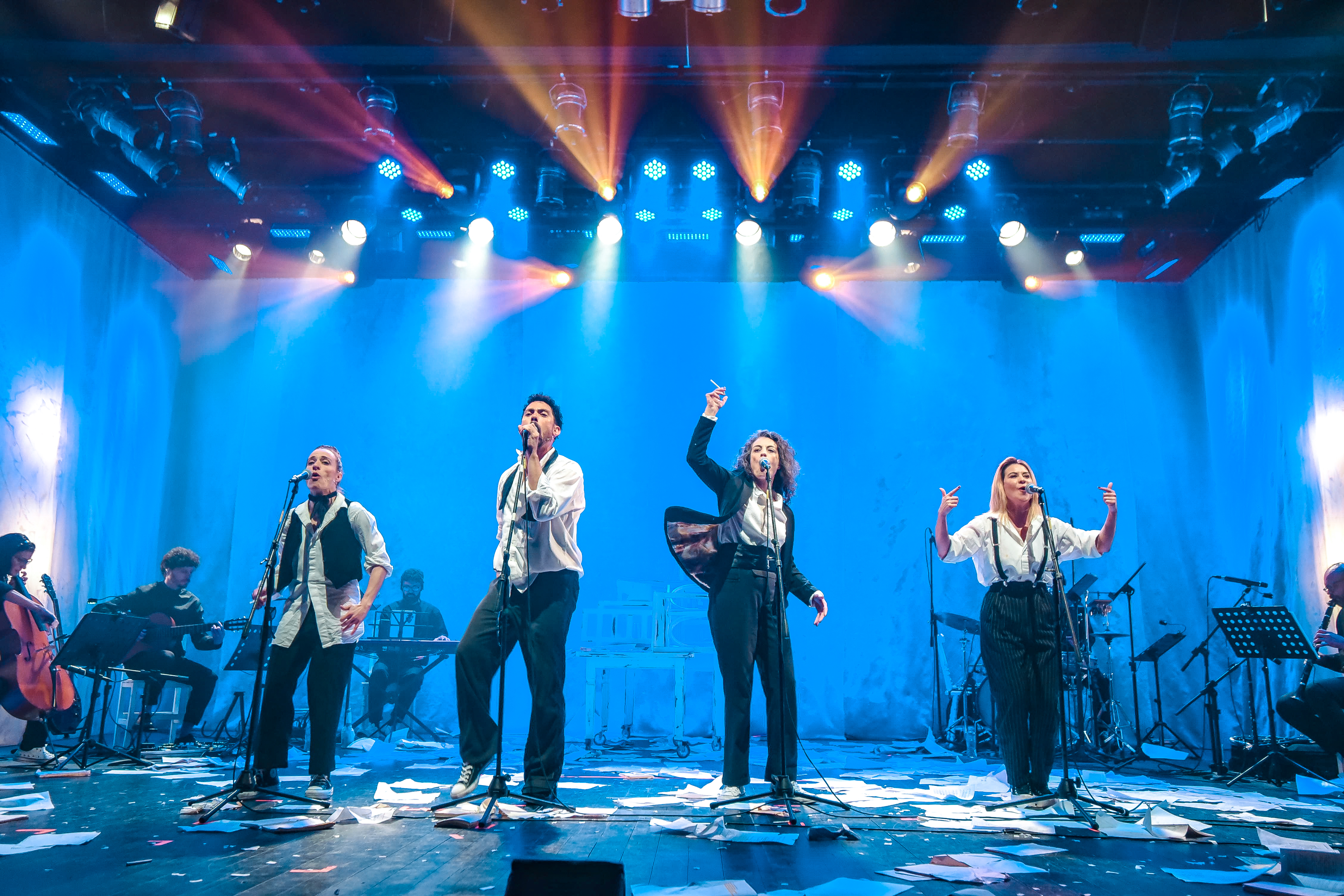 Cena da peça "Cabaré Haikai" que estará em cartaz no Teatro José Maria Santos