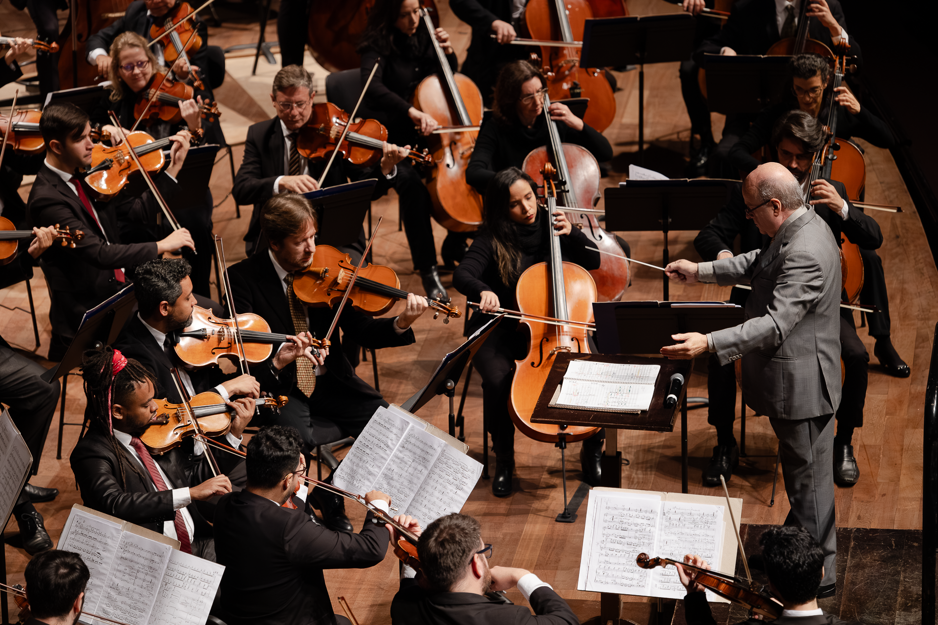 Orquestra Sinfônica do Paraná abre temporada 2025 no palco do auditório Bento Munhoz da Rocha