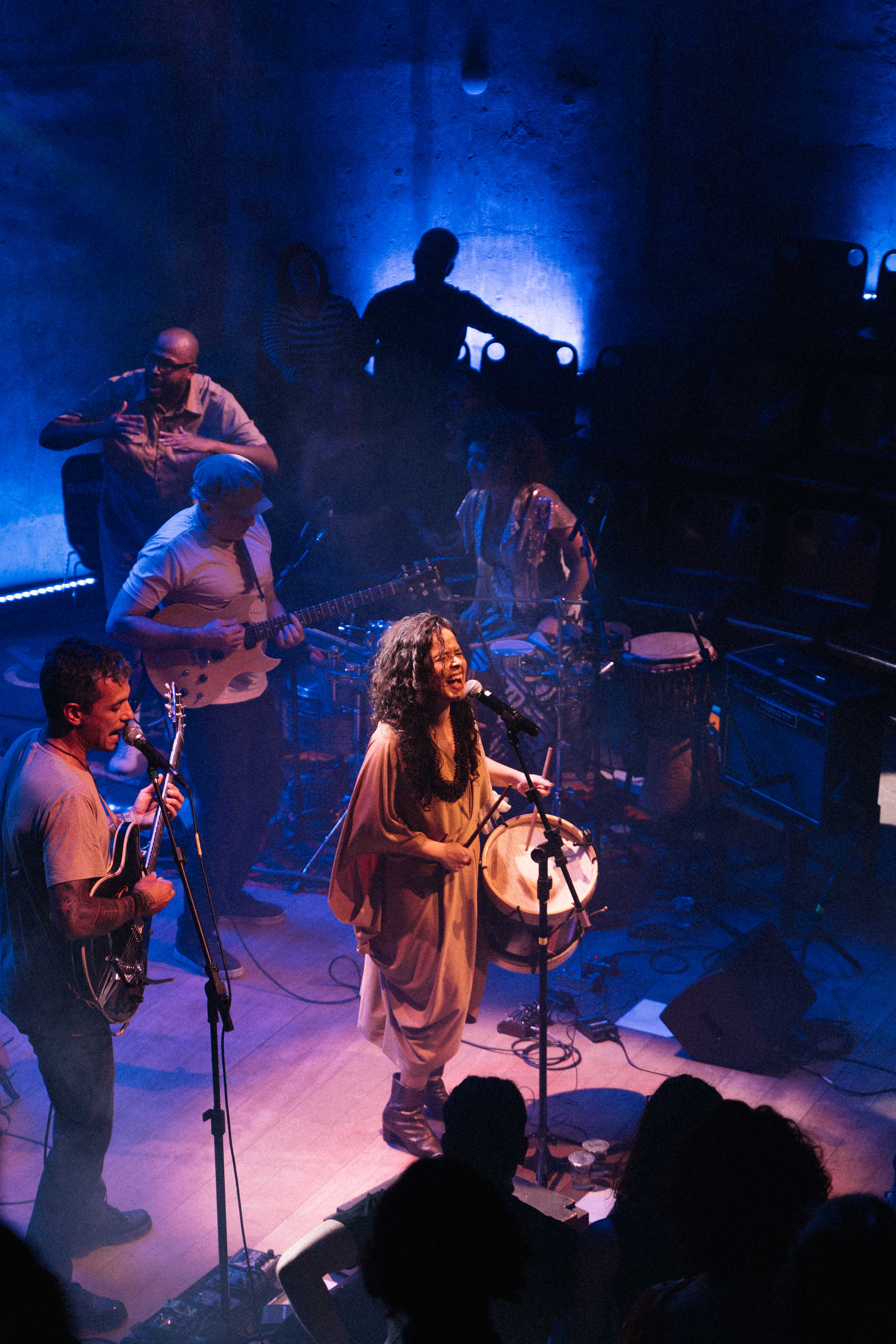 A cantora Thayana Barbosa encerra a temporada do projeto Toda Pele no palco do Teatro José Maria Santos