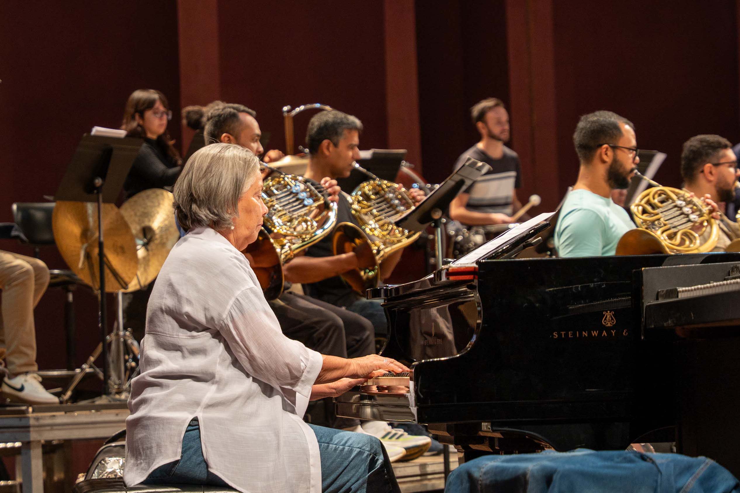 Fundada em 28 de maio de 1985, a Orquestra Sinfônica do Paraná comemora em 2025, quatro décadas de história, talento e emoção