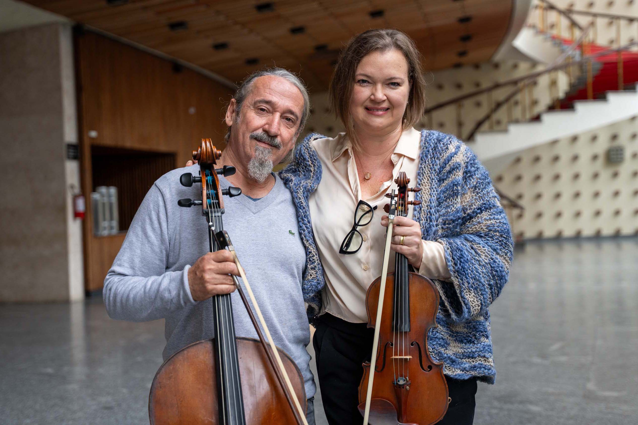 Entre tantos personagens e histórias, também nasceu uma história de amor. Foi tocando quase de frente um para o outro - ele no violoncelo, ela no violino - que Romildo Weingartner, músico desde a fundação da Orquestra em 1985, conheceu Juliane Martens.