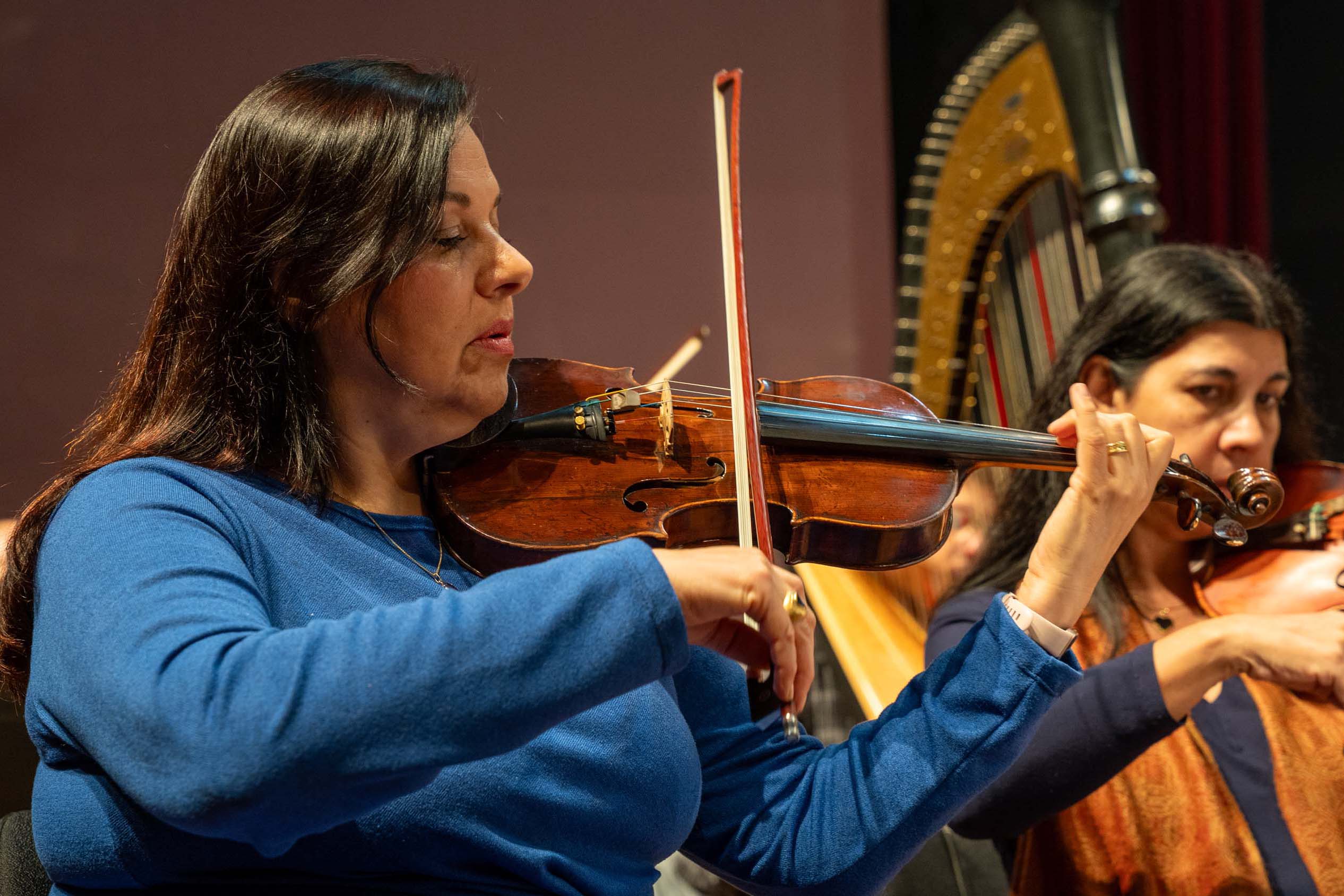 Fundada em 28 de maio de 1985, a Orquestra Sinfônica do Paraná comemora em 2025, quatro décadas de história, talento e emoção