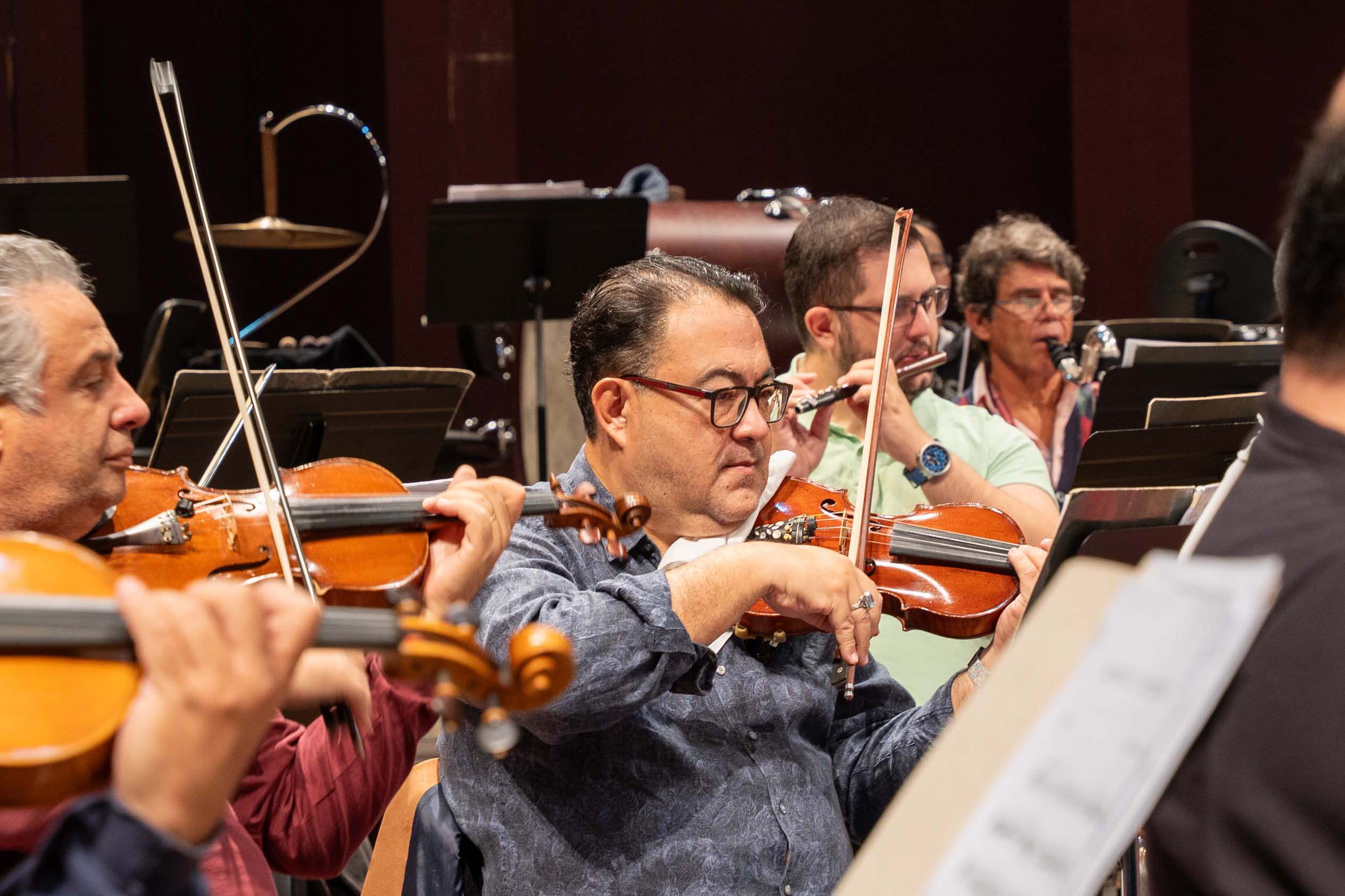 Fundada em 28 de maio de 1985, a Orquestra Sinfônica do Paraná comemora em 2025, quatro décadas de história, talento e emoção