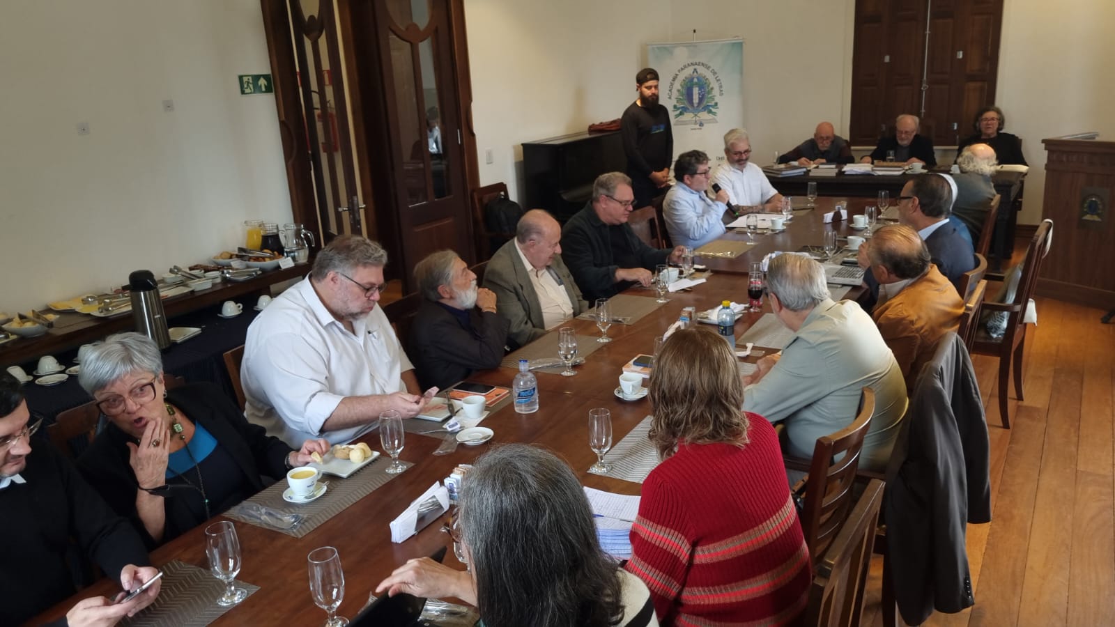 Academia Paranaense de Letras recebe diretores do Centro Cultural Teatro Guaira para apresentação do livro dos 140 anos
