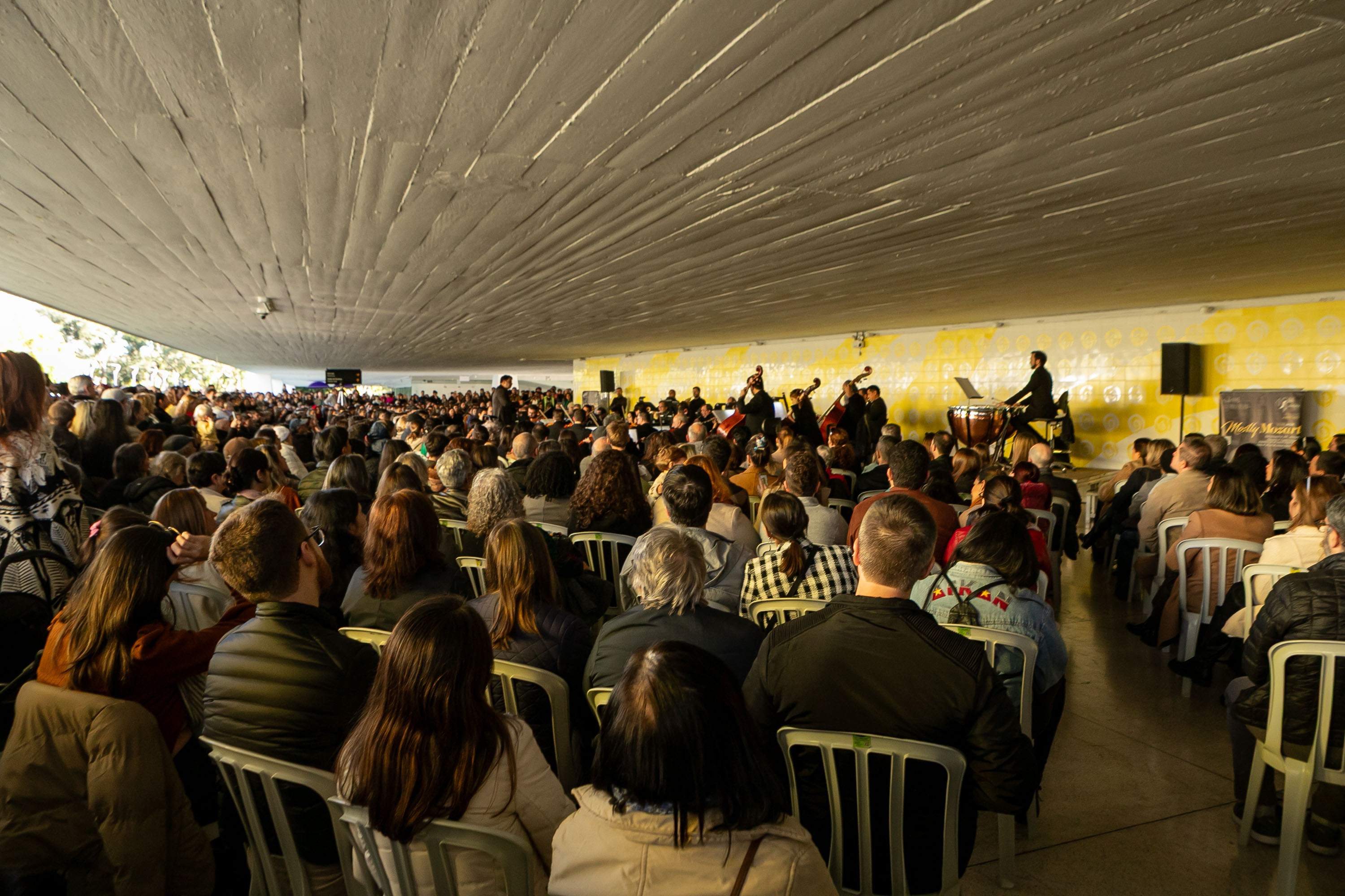 A Orquestra Sinfônica do Paraná retorna no vão-livre do Museu Oscar Niemeyer (MON) concerto gratuito da série