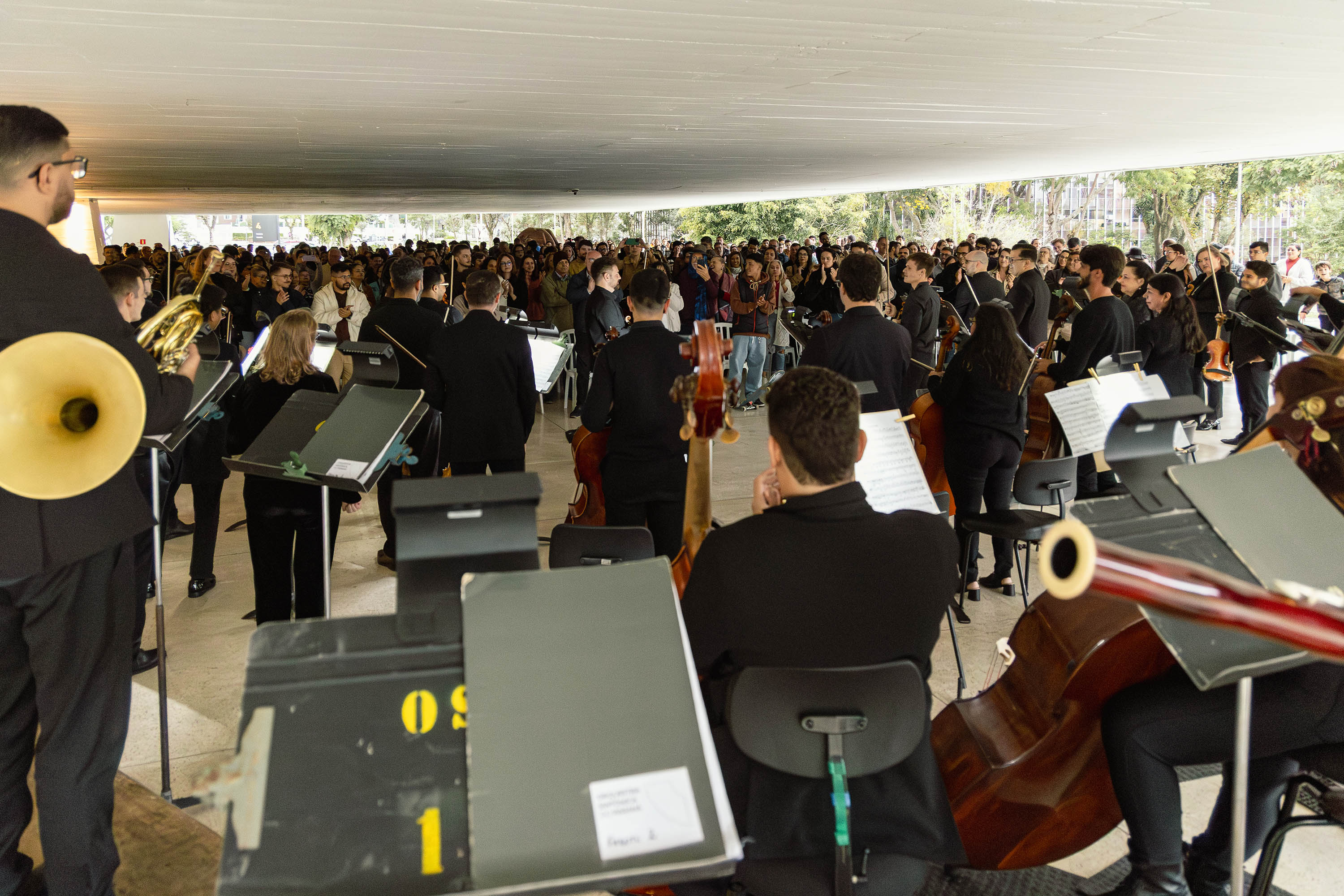 Público lota o vão do MON para assistir o concerto da Orquestra Sinfônica do Paraná