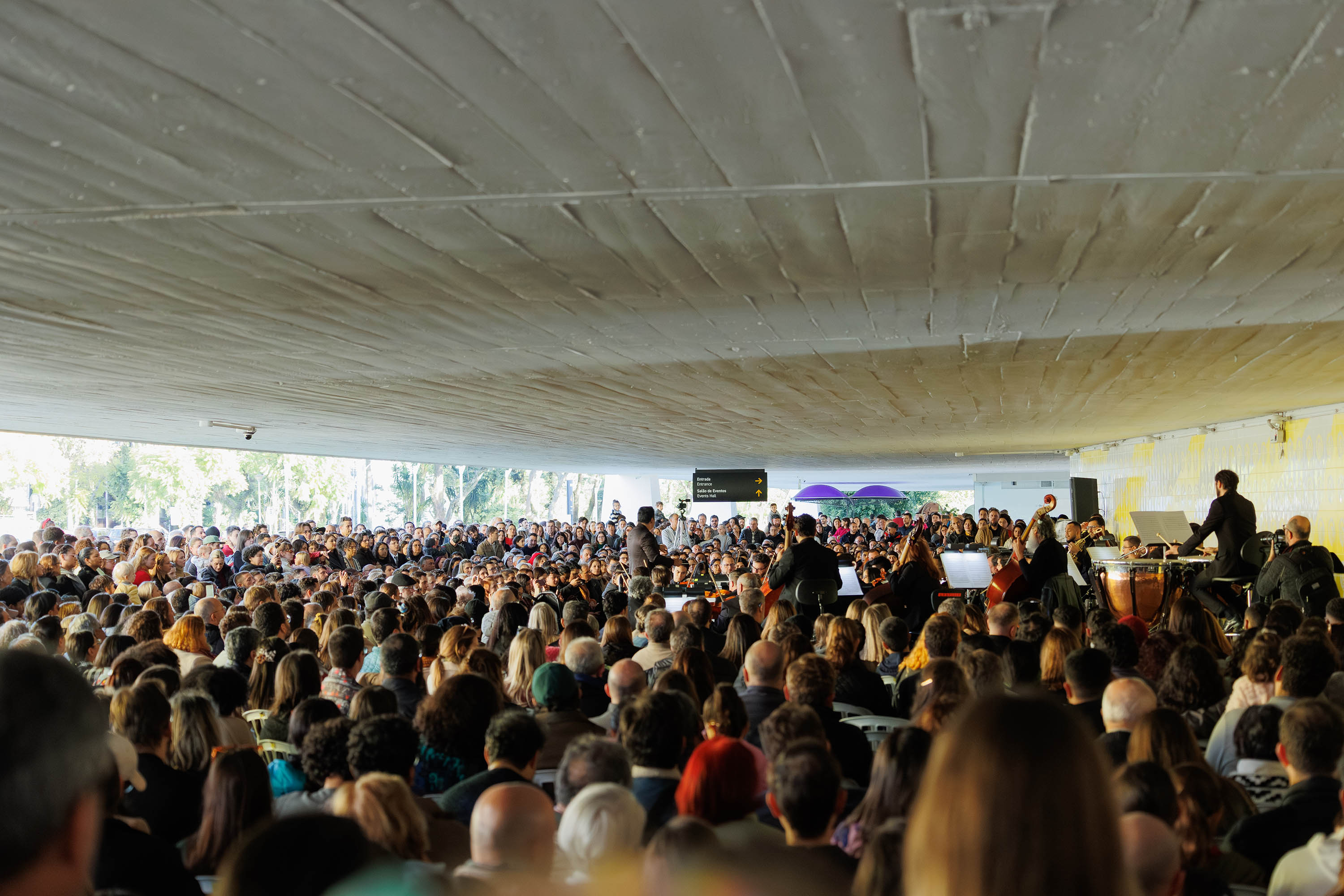 Público lota o vão do MON para assistir o concerto da Orquestra Sinfônica do Paraná