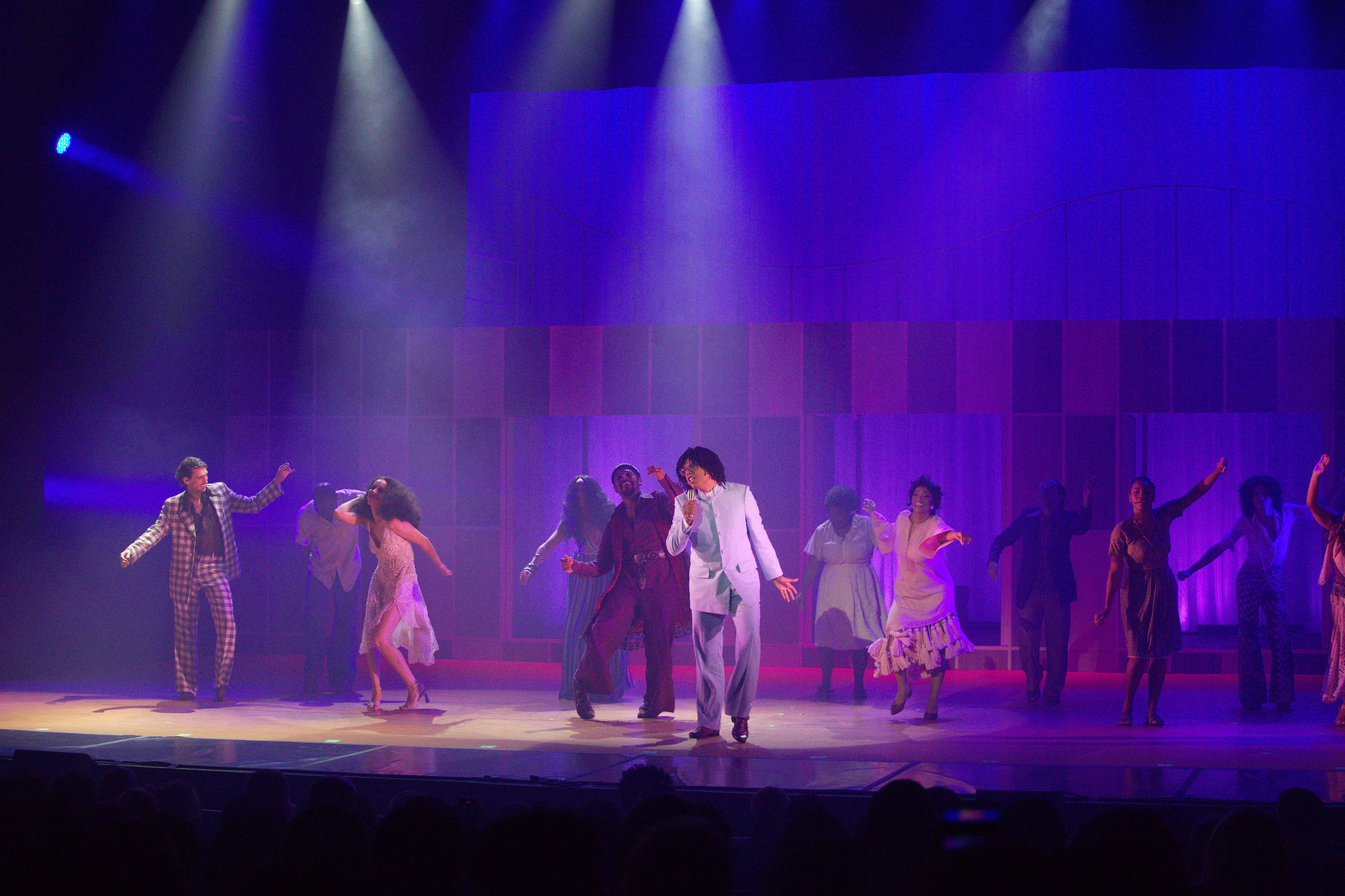 Guairão recebe aclamado espetáculo em homenagem a um dos maiores nomes da música brasileira: "Djavan, o Musical"