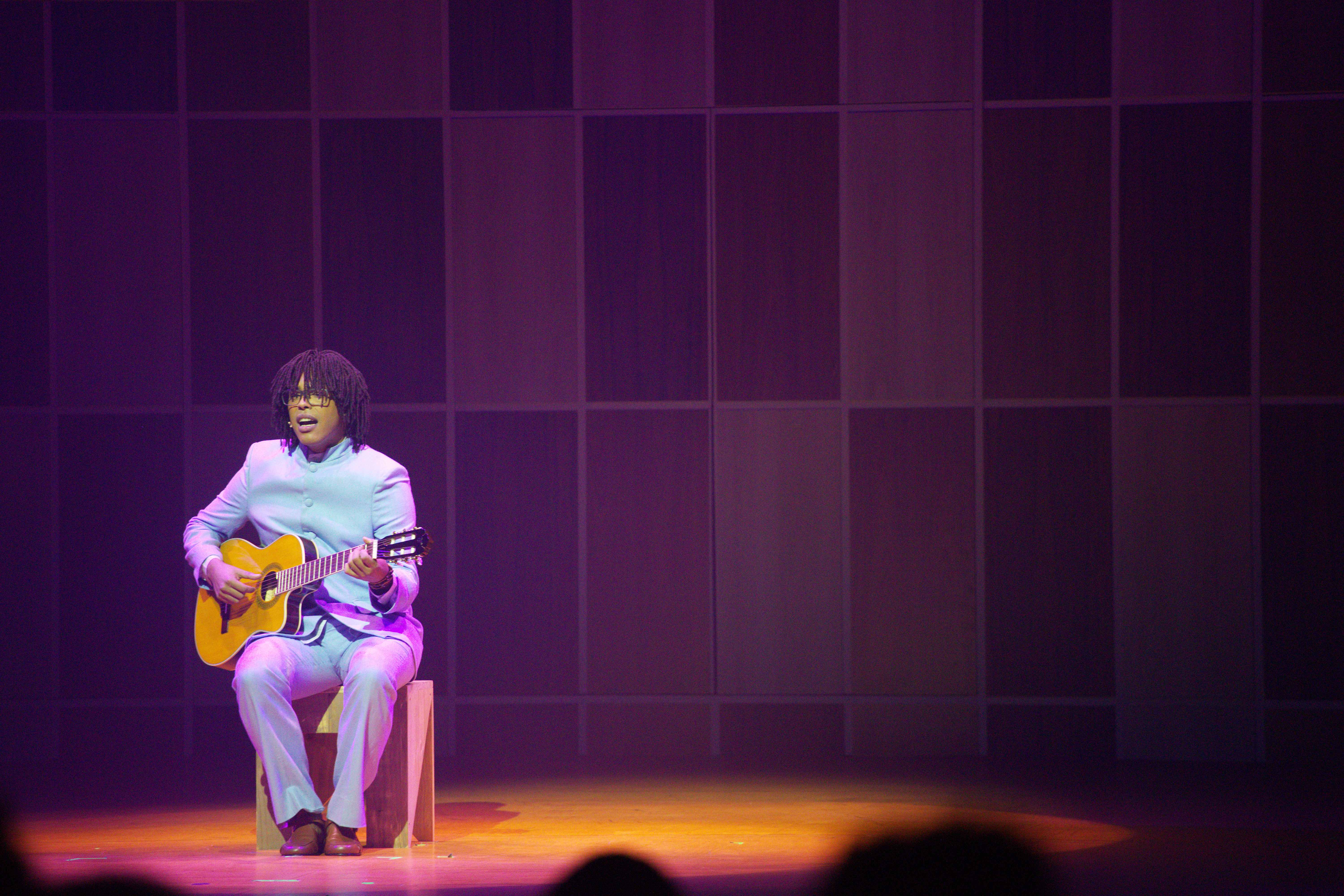 Guairão recebe aclamado espetáculo em homenagem a um dos maiores nomes da música brasileira: "Djavan, o Musical"