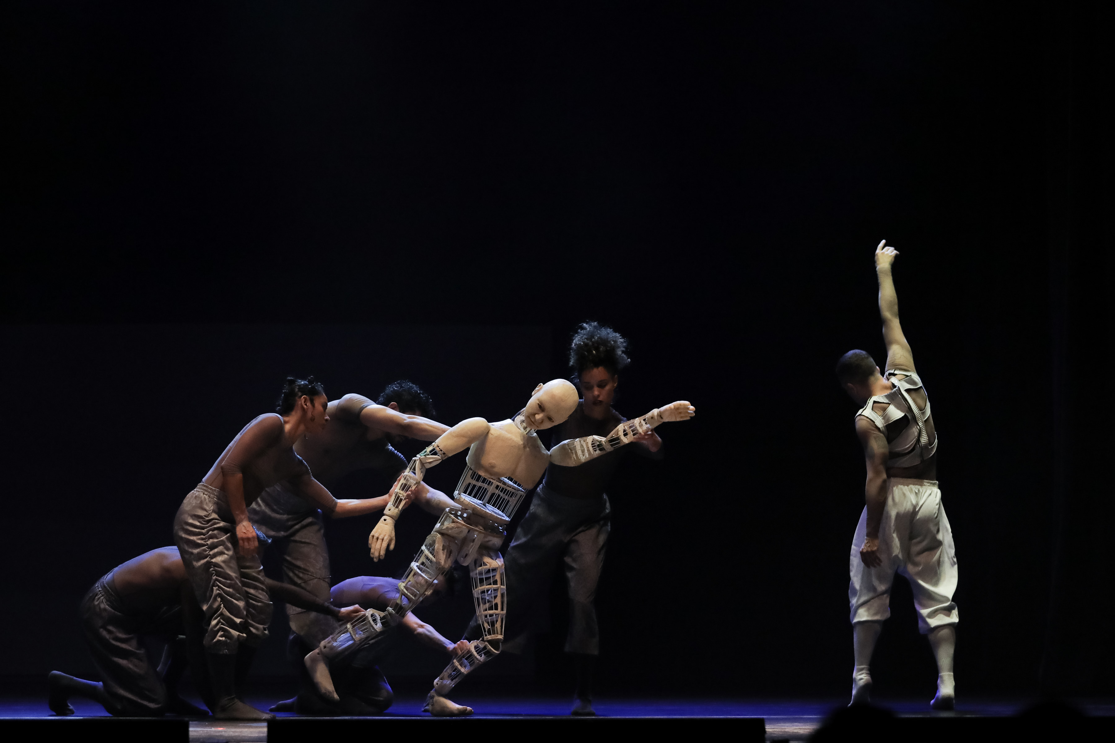 Balé Teatro Guaíra emociona plateia lotada na abertura do Festival de Dança de Londrina