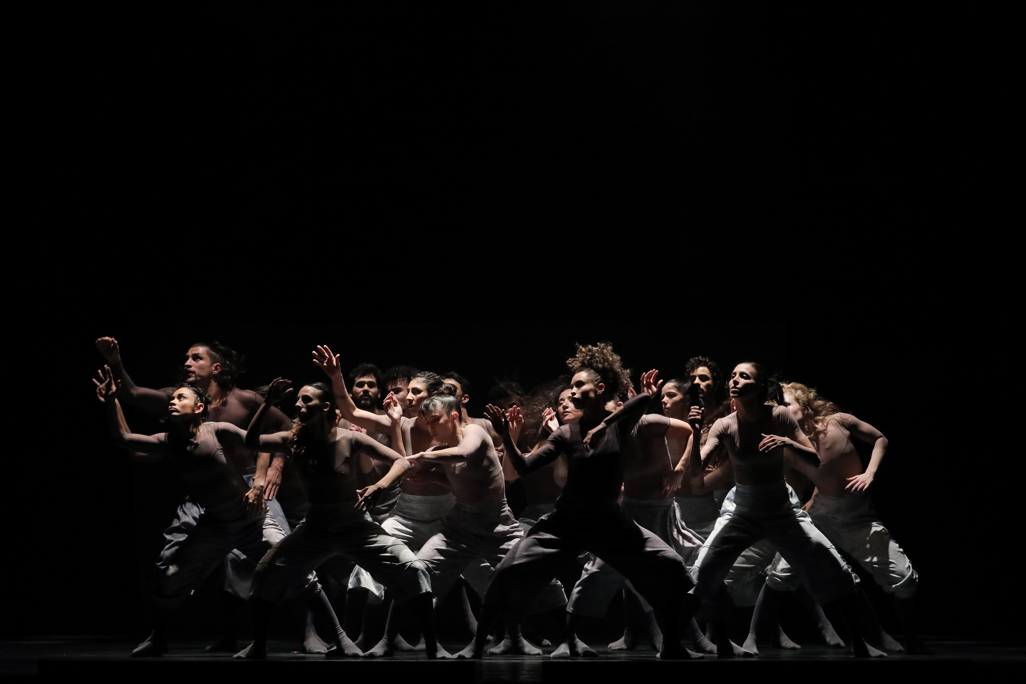 Balé Teatro Guaíra emociona plateia lotada na abertura do Festival de Dança de Londrina
