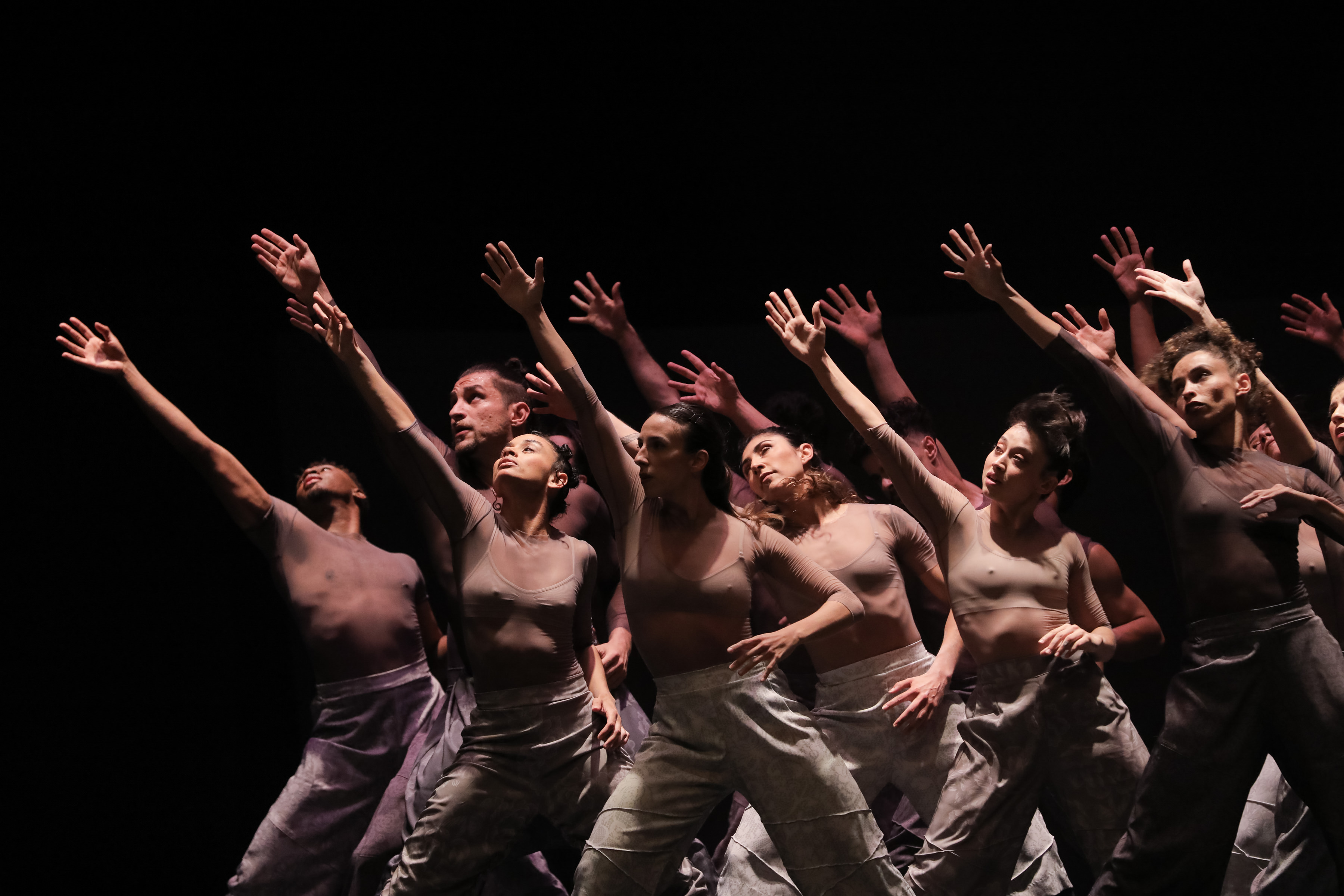 Balé Teatro Guaíra emociona plateia lotada na abertura do Festival de Dança de Londrina