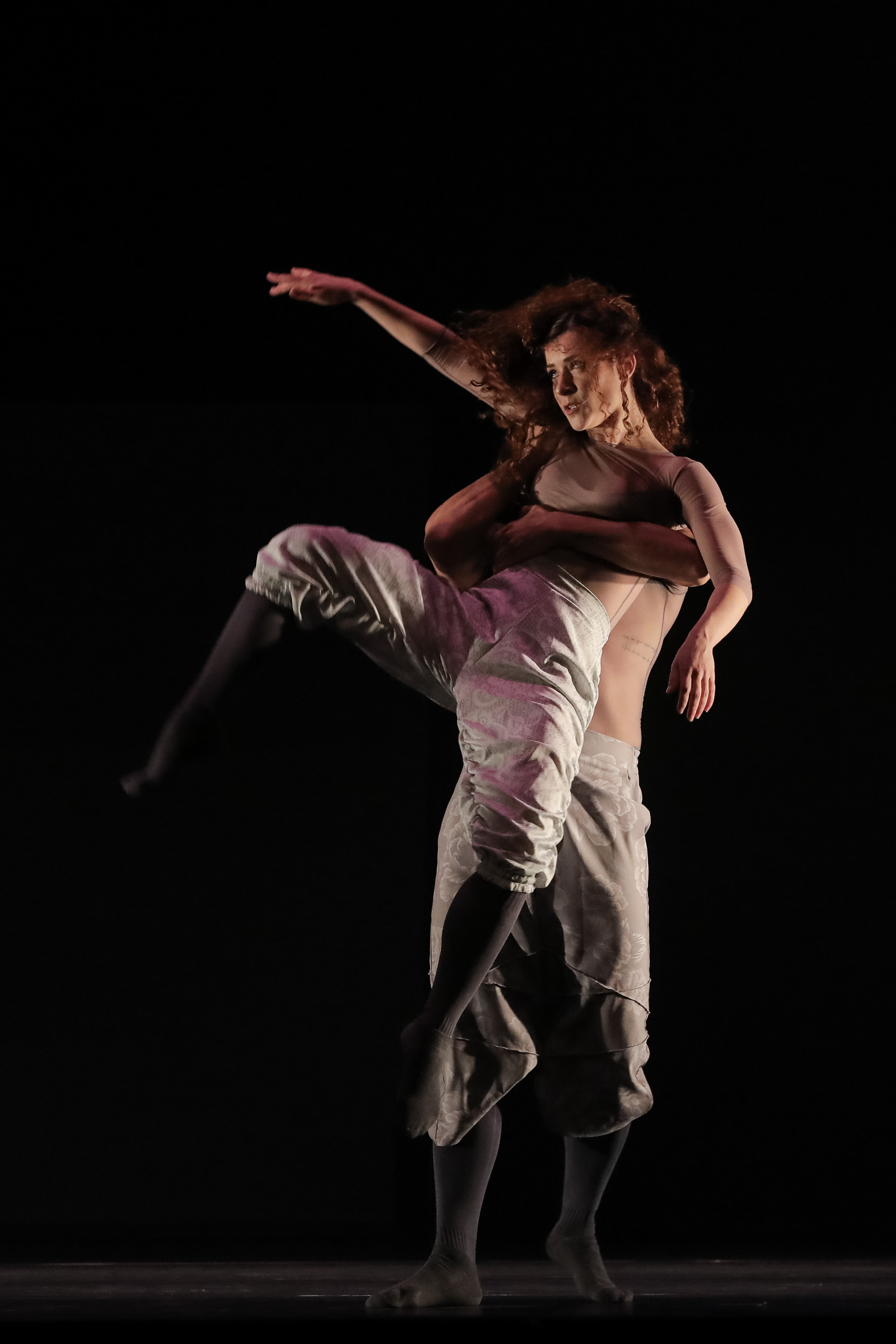 Balé Teatro Guaíra emociona plateia lotada na abertura do Festival de Dança de Londrina