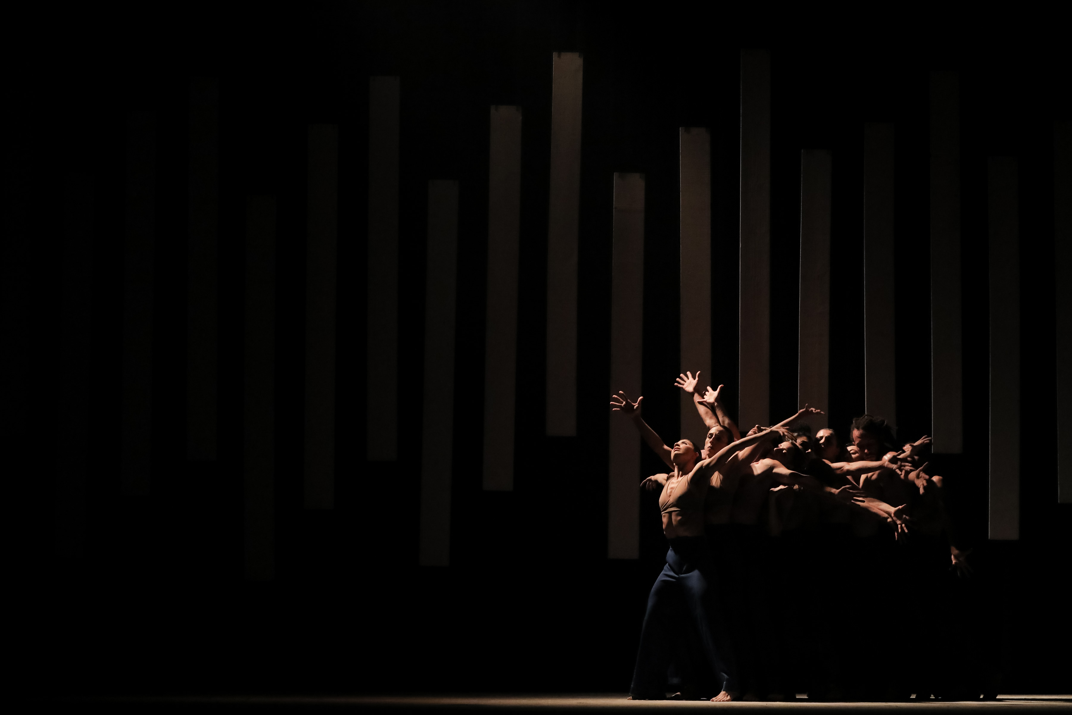 Balé Teatro Guaíra emociona plateia lotada na abertura do Festival de Dança de Londrina