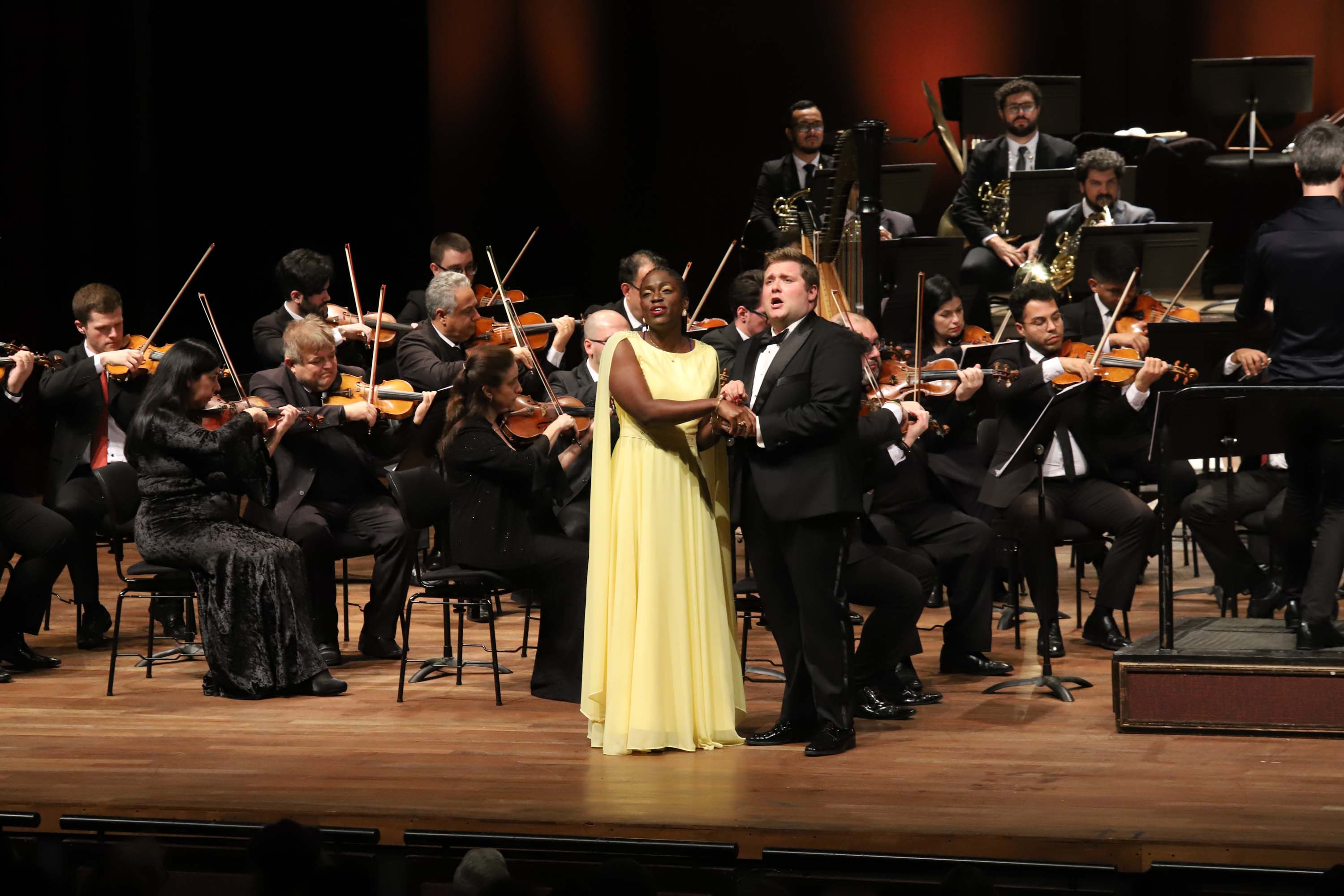 Concerto com Ópera de Paris e Orquestra Sinfônica do Paraná emocionou o público que lotou o auditório Bento Munhoz da Rocha Neto na noite desta quarta-feira (08).
