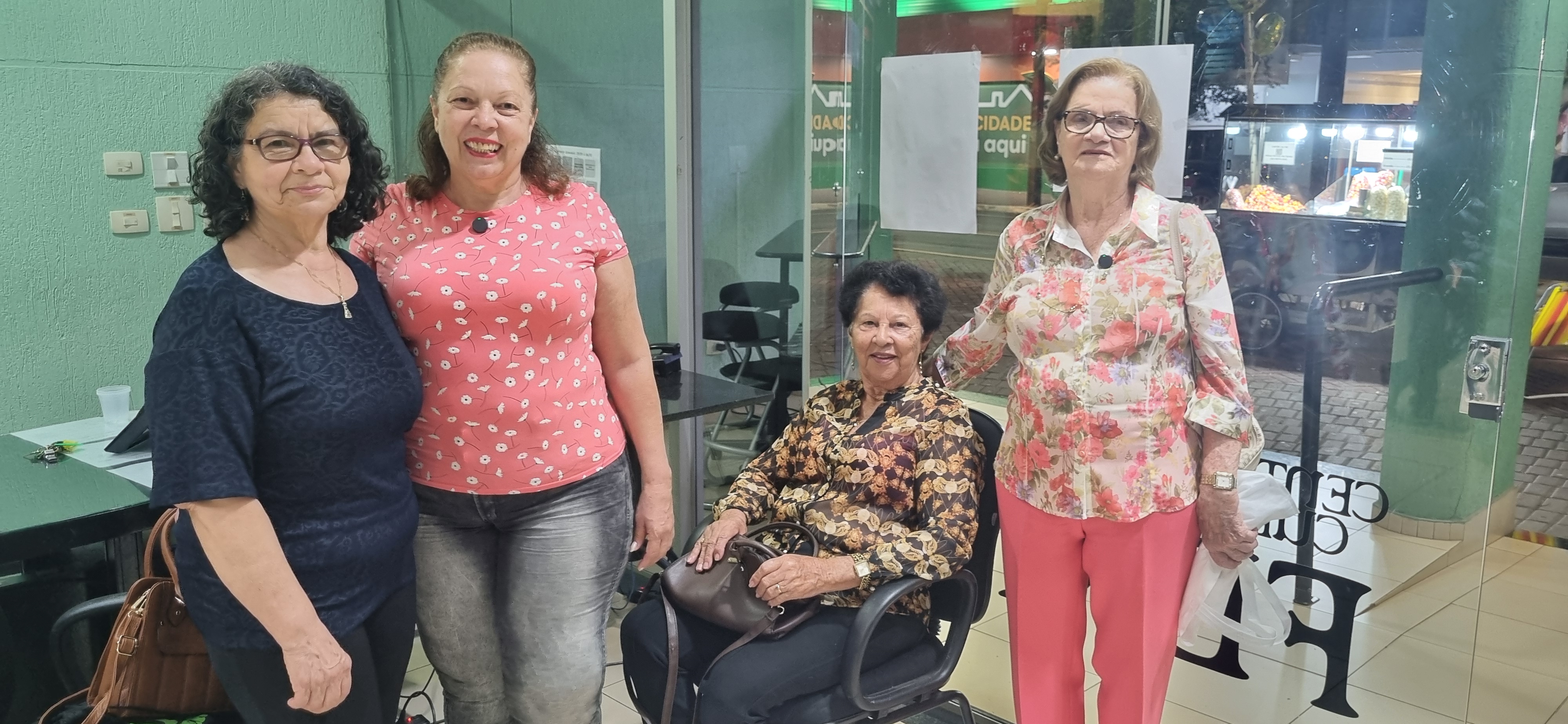 No Dia da Pessoa Idosa, G2 Cia. de Dança emocionou público de Apucarana. Na imagem,  as amigas   Maria de Moraes, Eliana Modesto, Rosa da Silva e Maria Andrade.
