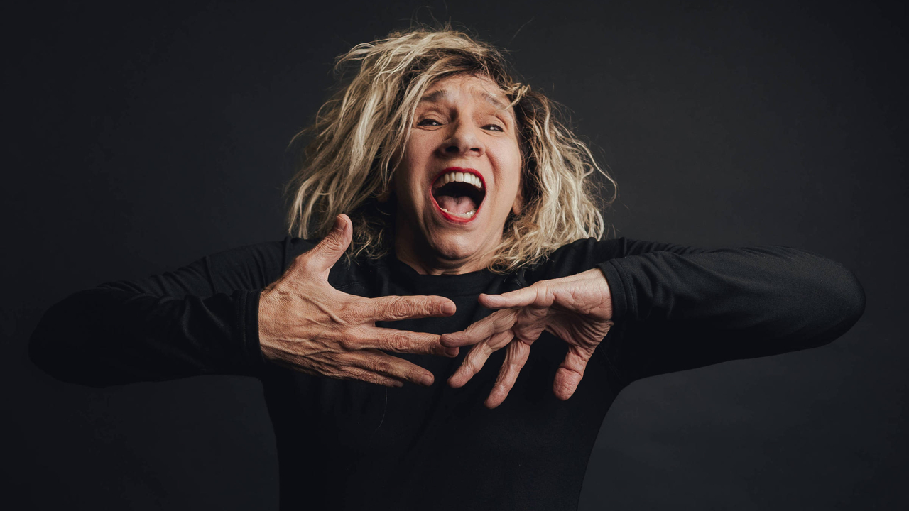 Denise Stoklos traz o premiado espetáculo “Mary Stuart” para apresentações em comemoração aos seus 57 anos de carreira