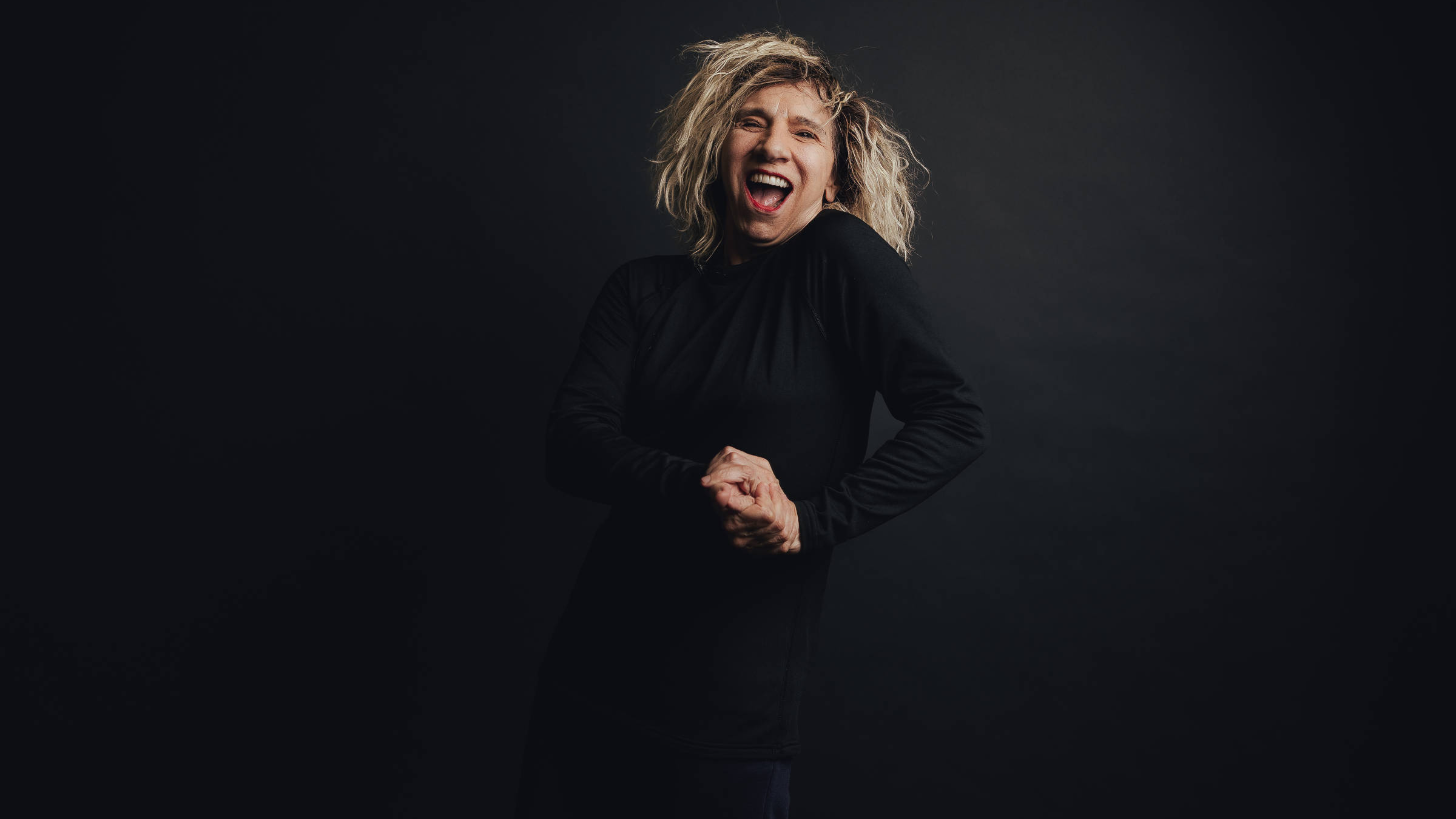 Denise Stoklos traz o premiado espetáculo “Mary Stuart” para apresentações em comemoração aos seus 57 anos de carreira