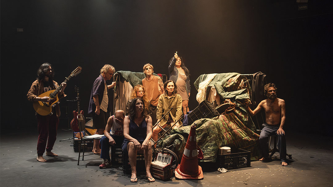 Grupo Galpão faz reflexão sobre o presente em “(Um) Ensaio Sobre a Cegueira”