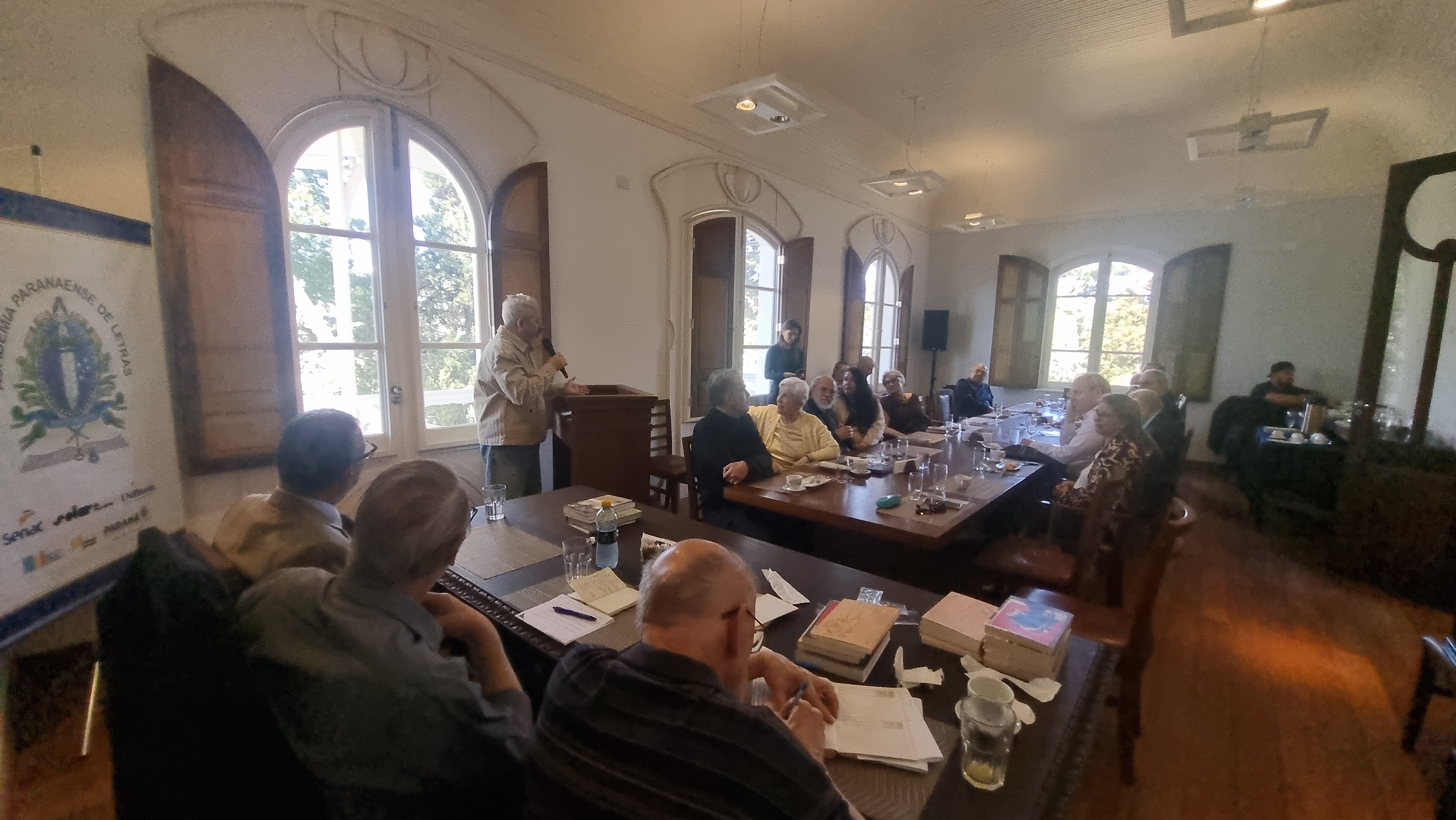 A entrega aconteceu na quarta-feira (06) durante o tradicional Café da Manhã dos Imortais e  os membros da academia acompanharam uma exposição sobre a obra pelo diretor artístico  do Centro Cultural Teatro Guaíra Áldice Lopes