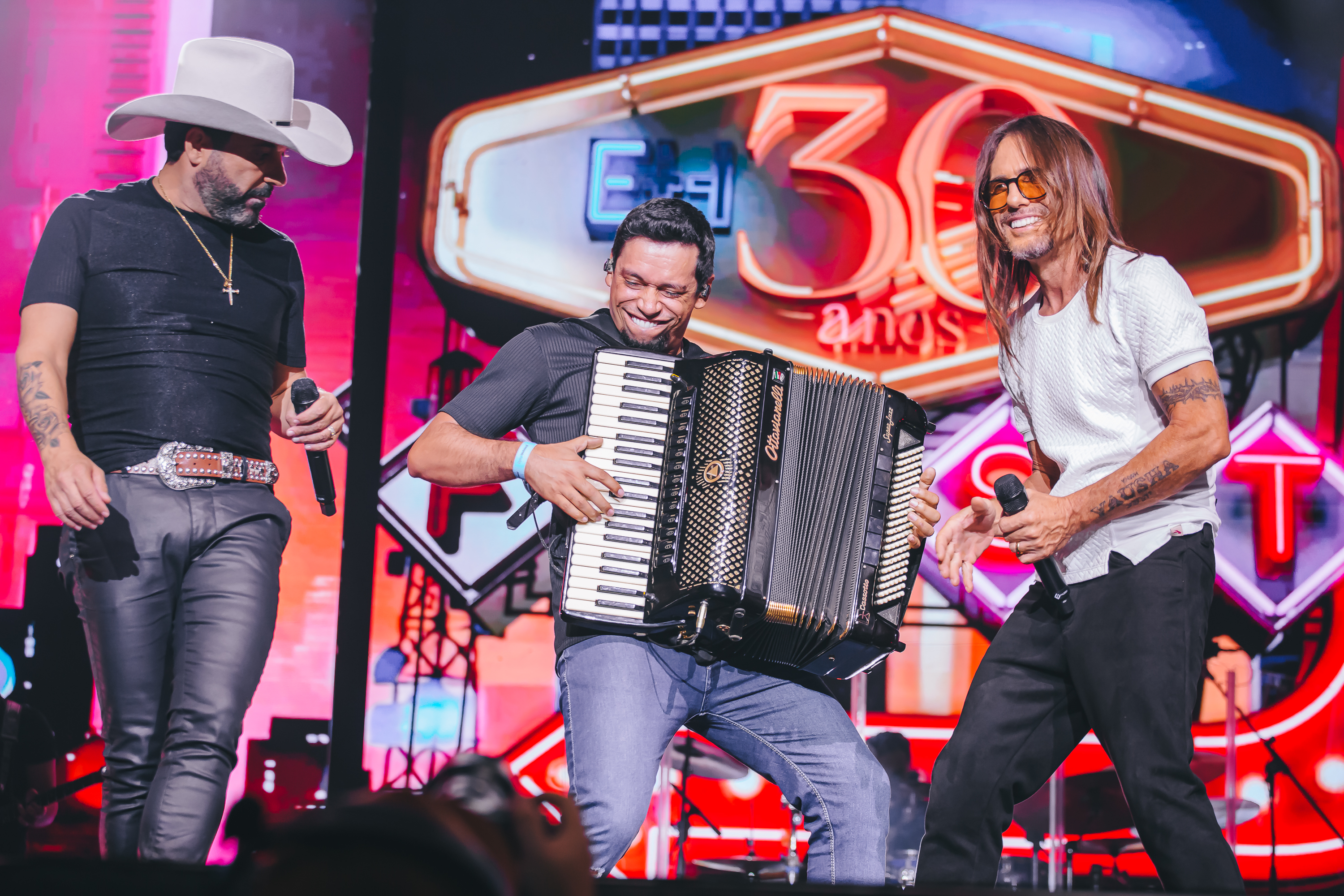 Turnê de 30 anos de Edson & Hudson chega a Curitiba com show no Teatro Guaíra