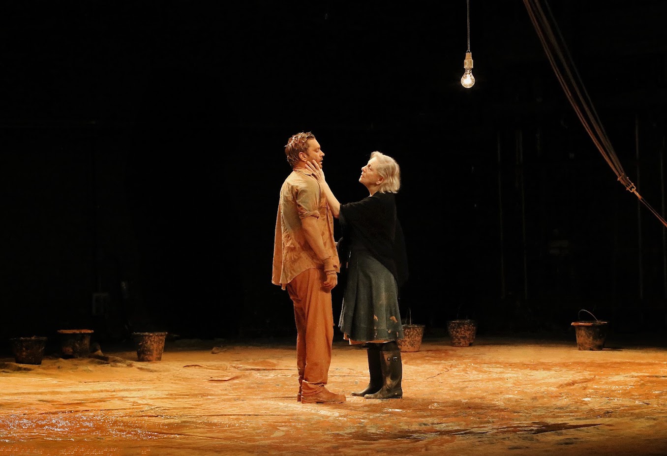 Premiado “Tom na Fazenda”, com Armando Babaioff, retorna ao Teatro Guaíra