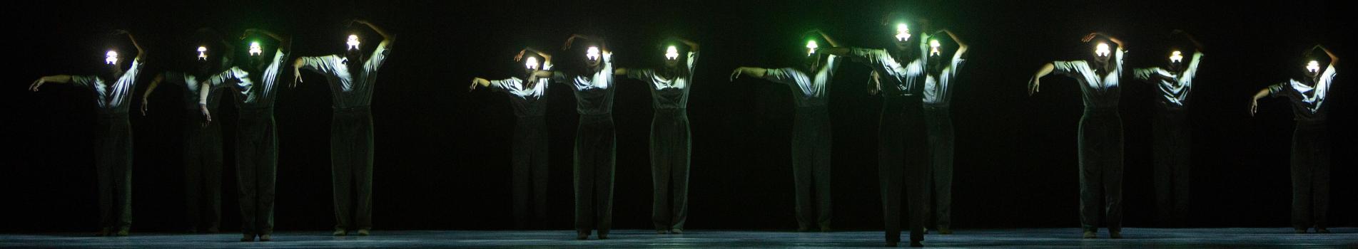 Cena de bailarinos e bailarinas performando no espetáculo Terra Brasilis