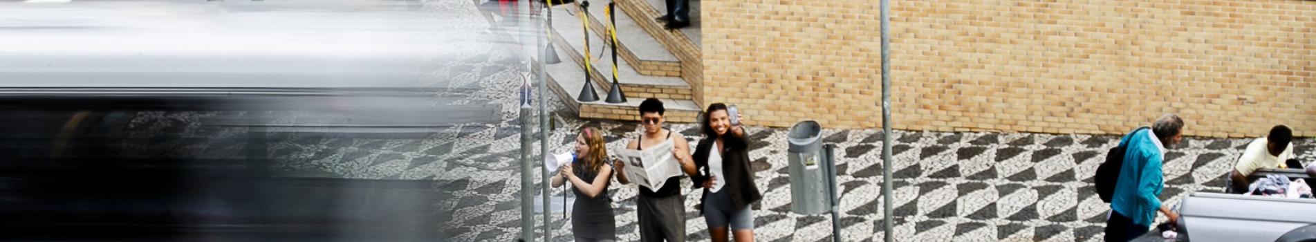 Quando o beijo vira manchete: “Beijo e Alfalto ou O Fato É:” estreia no Mini Guaíra com sessões gratuitas e acessíveis