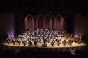 Orquestra Sinfônica do Paraná e maestro Tibiriçá no palco do Guairão.