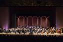 Orquestra Sinfônica do Paraná e maestro Tibiriçá no palco do Guairão.