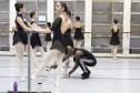 Os alunos da Escola durante as aulas com os bailarinos Elias Bouza e Rafael Bittar, do célebre Grupo Corpo, e com o bailarino Samuel Kavalerski, que já atuou como bailarino do Balé Teatro Guaíra.