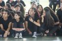 O grupo de dança da EDTG dança no pátio do Colégio Estadual Ipê, diante dos olhoares atentos dos alunos.