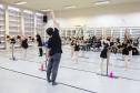 Os alunos da Escola durante as aulas com os bailarinos Elias Bouza e Rafael Bittar, do célebre Grupo Corpo, e com o bailarino Samuel Kavalerski, que já atuou como bailarino do Balé Teatro Guaíra.