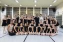 Os alunos da Escola durante as aulas com os bailarinos Elias Bouza e Rafael Bittar, do célebre Grupo Corpo, e com o bailarino Samuel Kavalerski, que já atuou como bailarino do Balé Teatro Guaíra.