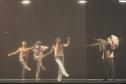 Bailarinos em formação durante as coreografias citadas. 