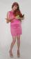 Personagem Gilda, em um estúdio, com vestido rosa