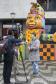 As fotos mostram as apresentações de várias modalidades do teatro de bonecos no Festival, com as crianças lotando as sessões e fazendo foto no boneco gigante e coloorido em frente ao Teatro Guaíra. 