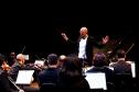Maestro Gabriel Hermes regendo a Orquestra