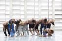 Bailarinos e bailarinas executam parte da coreografia no estúdio de dança do Balé Teatro Guaíra. 