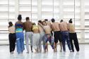 Bailarinos e bailarinas executam parte da coreografia no estúdio de dança do Balé Teatro Guaíra. 