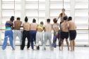 Bailarinos e bailarinas executam coreografia no estúdio de dança do Balé Teatro Guaíra.