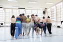 Bailarinos e bailarinas executam parte da coreografia no estúdio de dança do Balé Teatro Guaíra. 