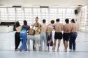 Bailarinos e bailarinas executam parte da coreografia no estúdio de dança do Balé Teatro Guaíra. 