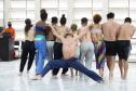 Bailarinos e bailarinas executam parte da coreografia no estúdio de dança do Balé Teatro Guaíra. 