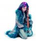 Baby em ensaio fotográfico com figurino de shows em roxo e turquesa