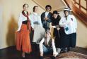 Elenco de Oliver Twist posando para foto no interior de uma casa